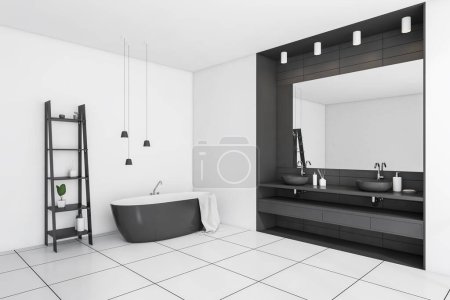 Foto de Vista de esquina en el interior del cuarto de baño oscuro con espejo grande, bañera, estantes, toalla, paredes blancas, jabón líquido. renderizado 3d - Imagen libre de derechos