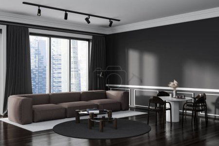 Téléchargez les photos : Intérieur sombre du salon avec canapé et table à manger avec chaises, vue latérale, fenêtre panoramique sur la ville de Singapour. Maquette espace de copie mur noir, rendu 3D - en image libre de droit