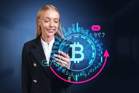 Téléchargez les photos : Smiling businesswoman using phone, financial chart hologram with bitcoin icon and rising arrow. Concept of online trading and cryptocurrency - en image libre de droit