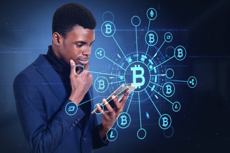 Téléchargez les photos : Profil d'homme d'affaires noir avec tablette, icônes crypto-monnaie hud et réseau blockchain. Concept d'investissement et de banque en ligne - en image libre de droit