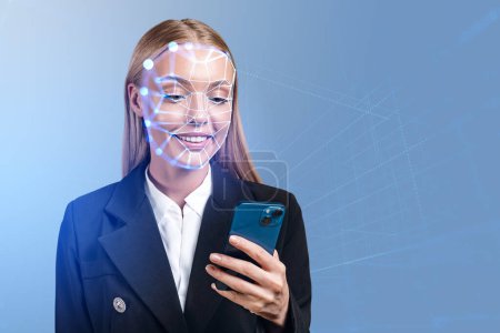 Foto de Empresaria sonriendo y usando teléfono en mano, escaneo biométrico y reconocimiento facial. Concepto de identificación facial e inteligencia artificial - Imagen libre de derechos