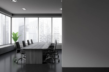 Téléchargez les photos : Intérieur de conférence sombre avec fauteuils et planche en bois noir. Espace de réunion avec cloison et fenêtre panoramique sur les gratte-ciel. Maquette de mur d'espace de copie. rendu 3D - en image libre de droit