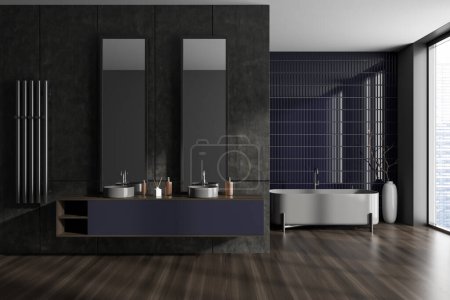 Foto de Interior del cuarto de baño oscuro con doble lavabo y bañera en la esquina, suelo de madera. Ventana panorámica sobre rascacielos. Renderizado 3D - Imagen libre de derechos