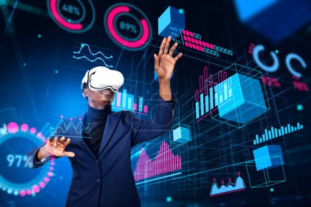 Foto de Hombre de negocios negro en gafas vr manos tocando holograma metaverso, bloques de datos y estadísticas digitales con indicadores de rendimiento clave. Concepto de realidad virtual y tecnología - Imagen libre de derechos