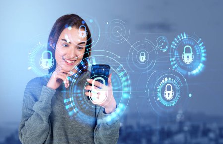 Foto de Mujer feliz con teléfono en la mano, pantalla virtual con iconos de ciberseguridad holograma hud, cifrado y protección de datos. Concepto de seguridad en Internet - Imagen libre de derechos