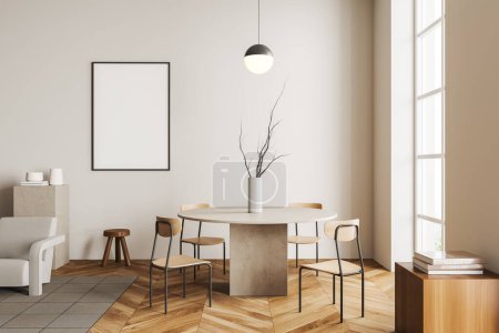 Foto de Interior de la sala de estar beige con sillas y mesa en suelo de madera. Elegante decoración cerca de la ventana panorámica en el campo. Cartel burlón. Renderizado 3D - Imagen libre de derechos