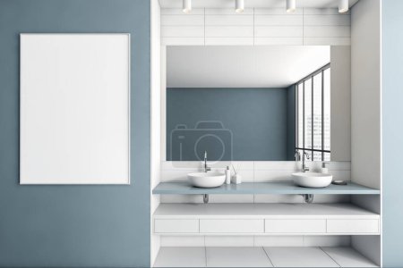 Foto de Interior del baño azul con doble lavabo y espejo, reflejo de la ventana con vista a la ciudad, terraza con accesorios. Mock up póster de lona. Renderizado 3D - Imagen libre de derechos