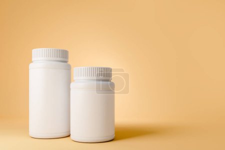 Téléchargez les photos : Two white medicine bottles for pill vitamin on light yellow background. Product name and label empty copy space. Concept of pharmacy. 3D rendering - en image libre de droit