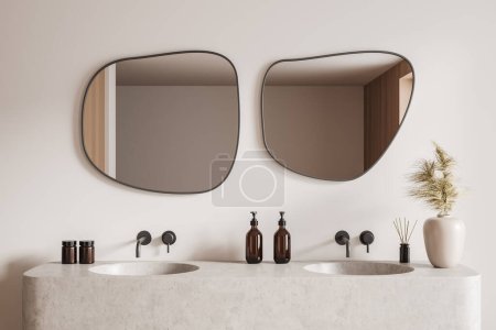 Téléchargez les photos : Vue rapprochée sur l'intérieur lumineux de la salle de bain avec deux grands miroirs, lavabo, murs blancs, savon liquide, vase, robinet. Rendu 3d - en image libre de droit