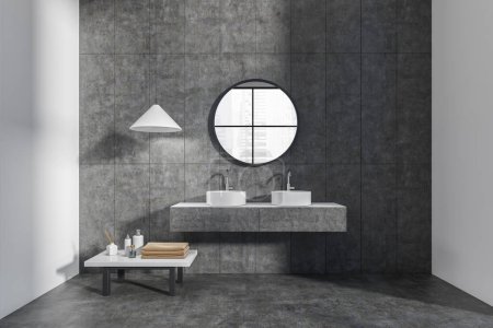 Téléchargez les photos : Intérieur salle de bain sombre avec double lavabo et miroir rond, reflet dans la fenêtre sur la vue sur la ville. Table avec accessoires de bain au sol en béton gris. rendu 3D - en image libre de droit