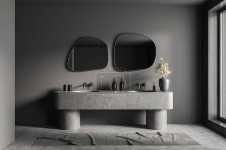Téléchargez les photos : Intérieur salle de bain sombre avec double lavabo et miroir, tapis sur sol béton gris. Accessoires de bain et fenêtre dans l'appartement de l'hôtel. rendu 3D - en image libre de droit