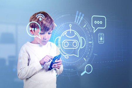 Foto de Niño con teléfono y voz chat bot holograma hud. Asistente virtual digital y soporte. Concepto de inteligencia artificial - Imagen libre de derechos