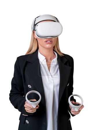 Téléchargez les photos : Femme d'affaires travaillant dans un casque de lunettes vr, tenant deux contrôleurs dans les mains. Isolé sur fond blanc. Concept de métaverse et de technologie - en image libre de droit
