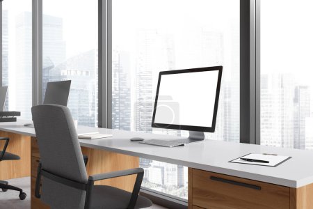 Foto de Oficina interior con ordenador PC, vista lateral simulan pantalla de espacio de copia. Herramientas de oficina y sillones grises, ventana panorámica de los rascacielos de Singapur. Renderizado 3D - Imagen libre de derechos