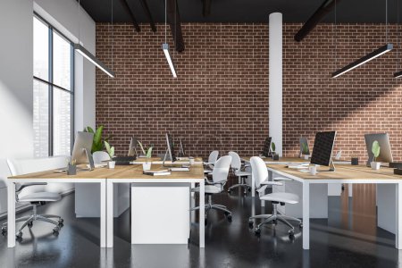 Téléchargez les photos : Espace de travail intérieur avec fauteuils et ordinateur PC sur bureau, sol en béton noir. Loft en brique de bureau avec fenêtre panoramique sur Singapour vue sur la ville. rendu 3D - en image libre de droit