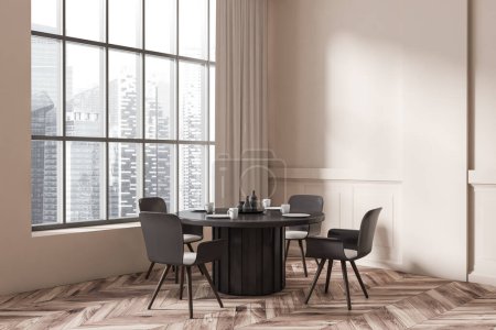 Foto de Comedor interior con mesa y sillas negras, vista lateral, suelo de madera. Ventana panorámica de la ciudad de Singapur. Mockup pared vacía, representación 3D - Imagen libre de derechos