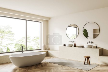 Foto de Interior de baño beige con bañera y doble lavabo con espejo, vista lateral, taburete en la alfombra, suelo de madera. Ventana panorámica de los trópicos. Renderizado 3D - Imagen libre de derechos