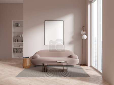 Foto de Interior de la elegante sala de estar con paredes beige, suelo de madera, cómodo sofá beige con mesa de centro de vidrio y librería en el fondo. Prepara un póster encima del sofá. renderizado 3d - Imagen libre de derechos