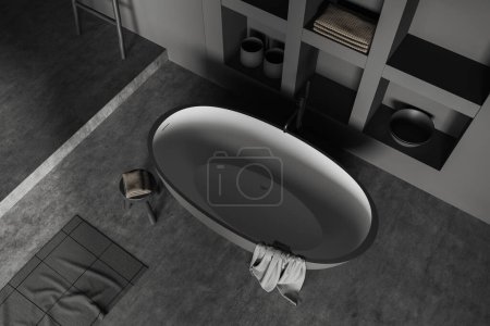 Foto de Vista superior del interior del baño oscuro con bañera y alfombra en piso de hormigón gris. Esquina de baño con estante y accesorios. Renderizado 3D - Imagen libre de derechos