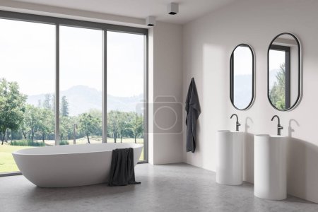 Foto de Interior del baño del hotel blanco con bañera y lavabo con espejo, vista lateral, suelo de hormigón gris. Espacio de lavado con ventana panorámica en vista al campo. Renderizado 3D - Imagen libre de derechos