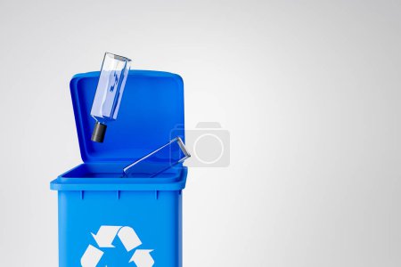 Foto de Papelera de reciclaje azul con botellas de vidrio cayendo. Concepto de reciclaje y reutilización. Copiar espacio. Renderizado 3D - Imagen libre de derechos