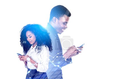 Foto de Hombre de negocios afroamericano y mujer de negocios trabajando juntos, utilizando la aplicación móvil. Doble exposición del gráfico bursátil con líneas. Concepto de trabajo en equipo. Copiar espacio - Imagen libre de derechos