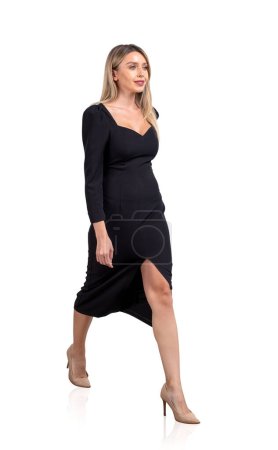 Foto de Mujer de oficina en vestido negro, mirada segura, aislado sobre fondo blanco. Concepto de crecimiento personal, gestión y éxito - Imagen libre de derechos