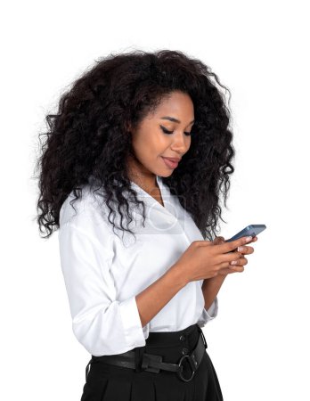 Foto de Sonriente mujer de negocios africana que trabaja con el teléfono, en línea navegar por Internet, aislado sobre fondo blanco. Concepto de comunicación y red - Imagen libre de derechos