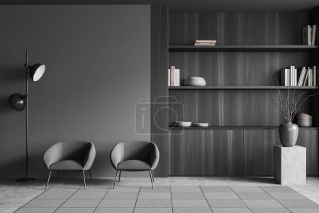Foto de Interior oscuro de la sala de estar con dos sillones, estante de madera con decoración de arte en rack, soporte con jarrón y alfombra en piso de hormigón gris. Mockup pared gris vacía, representación 3D - Imagen libre de derechos