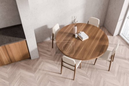Vista superior del interior de la cocina luminosa con mesa de comedor y sillas, suelo de madera. Ventana con vista a la ciudad. Área de comer minimalista con decoración. Renderizado 3D