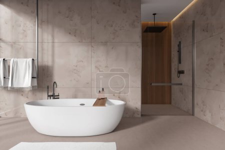 Foto de Interior de baño elegante con paredes de mármol oscuro, suelo de hormigón, cómoda bañera blanca y ducha a ras de suelo. renderizado 3d - Imagen libre de derechos