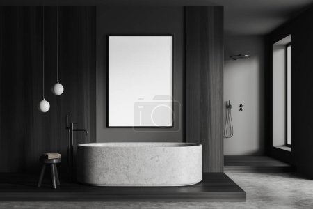 Foto de Interior del cuarto de baño del hotel oscuro con bañera en el podio de madera, taburete con toallas y suelo de hormigón gris. Mock up cartel de lona. Renderizado 3D - Imagen libre de derechos