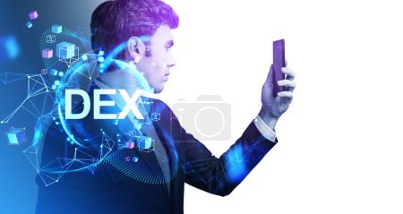 Geschäftsmann mit Telefon in der Hand, leerer weißer Hintergrund. Dezentraler Austausch DEX Hologramm. Finanzkommunikation und Online Banking. Konzept von Kryptowährung und mobiler App