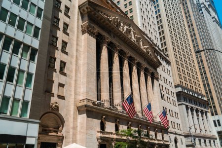 Foto de New York Wall Street, edificio de bolsa y tres banderas americanas en fila. Concepto de operación monetaria y sistema bancario - Imagen libre de derechos