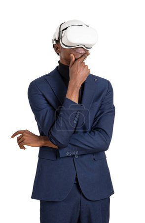 Foto de Retrato de hombre de negocios negro reflexivo en gafas vr auriculares, brazos cruzados aislados sobre fondo blanco. Concepto de mundo digital y metaverso - Imagen libre de derechos