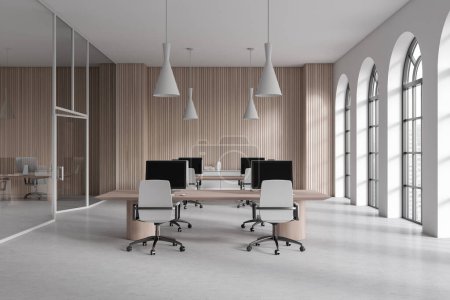 Foto de Interior de la oficina moderna de espacio abierto con paredes blancas y de madera, piso de hormigón, mesas de ordenador largas y archivadores blancos. Ventanas arqueadas. renderizado 3d - Imagen libre de derechos