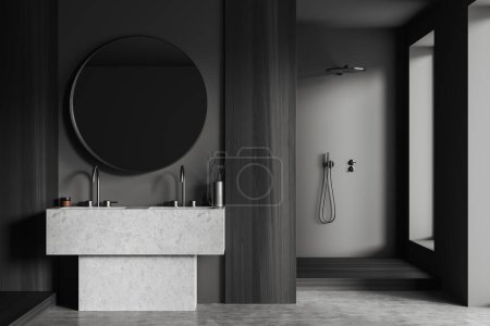 Téléchargez les photos : Intérieur salle de bain sombre avec double lavabo et douche sur podium, fenêtre et accessoires de bain. Zone de baignade minimaliste de l'hôtel avec un design moderne. rendu 3D - en image libre de droit
