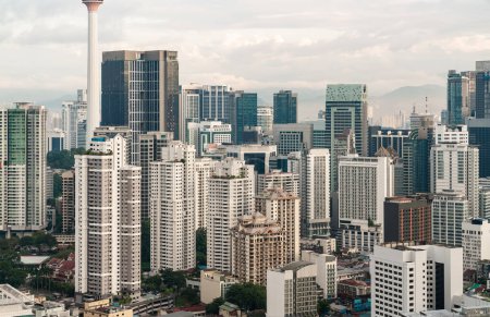 Téléchargez les photos : Grands gratte-ciel à Kuala Lumpur au centre-ville. La Malaisie. Vue sur le quartier financier par temps nuageux. Concept de tourisme et d'affaires - en image libre de droit