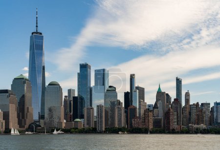 Foto de Skyline de Nueva York, rascacielos de oficinas bajo cielo nublado, paseo marítimo y corporación financiera. Manhattan paisaje urbano y centro de comercio mundial - Imagen libre de derechos