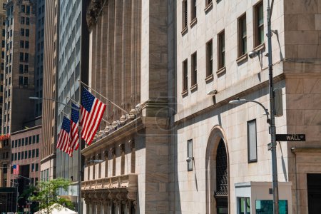 Téléchargez les photos : New York Wall Street, immeuble boursier et drapeaux américains. Concept de monnaie et système bancaire international - en image libre de droit