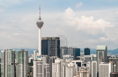 Téléchargez les photos : Ciel nuageux de Kuala Lumpur avec tour de télécommunication Menara et gratte-ciel. Concept d'architecture et de tourisme - en image libre de droit