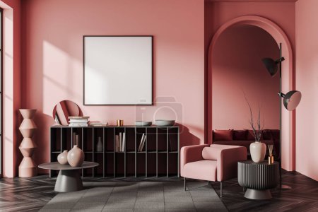 Foto de Interior de la moderna sala de estar con paredes de color rosa, suelo de madera, mofa cuadrada hasta cartel colgando por encima de la cómoda cómoda cómoda butaca con mesa de centro junto a ella. renderizado 3d - Imagen libre de derechos