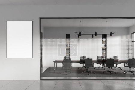 Téléchargez les photos : Intérieur d'une élégante salle de conférence de bureau avec murs blancs, sol carrelé, longue table avec chaises et affiche verticale dans le hall. Rendu 3d - en image libre de droit