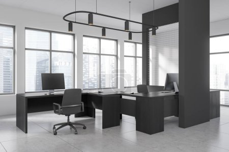 Foto de Interior de oficina oscuro con sillones y ordenador PC, vista lateral suelo de hormigón gris. Rincón de coworking con escritorio y ventana panorámica sobre rascacielos. Renderizado 3D - Imagen libre de derechos