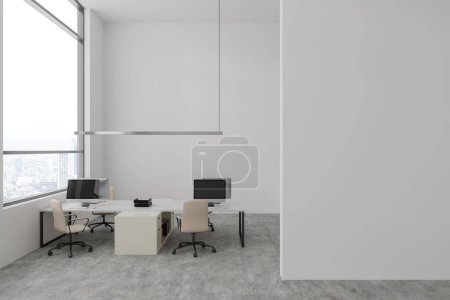 Foto de Interior de la oficina blanca con mesa compartida y ordenador PC. Zona de coworking con ventana panorámica sobre rascacielos, suelo de hormigón gris. Finge una partición blanca vacía. Renderizado 3D - Imagen libre de derechos