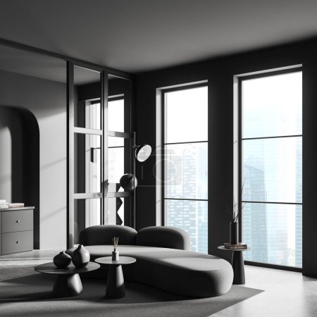 Téléchargez les photos : Salon sombre intérieur avec canapé et table basse sur tapis, vue latérale sol béton gris. Coin détente avec fenêtre panoramique sur les gratte-ciel de Singapour. rendu 3D - en image libre de droit