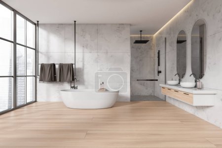 Téléchargez les photos : Hôtel de luxe salle de bain intérieure avec baignoire, double lavabo et douche derrière porte vitrée, fenêtre panoramique sur gratte-ciel. rendu 3D - en image libre de droit