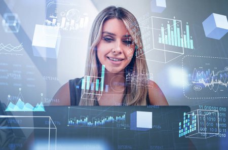 Foto de Retrato de mujer de negocios trabajando con portátil. Holograma digital con gráfico bursátil, bloques binarios y flotantes. Concepto de blockchain y minería - Imagen libre de derechos