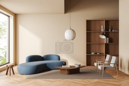 Foto de Interior de la sala de estar beige con sofá y dos sillones, estante con decoración, mesa de centro y taburete en suelo de madera. Ventana panorámica de los trópicos. Mockup pared vacía, representación 3D - Imagen libre de derechos