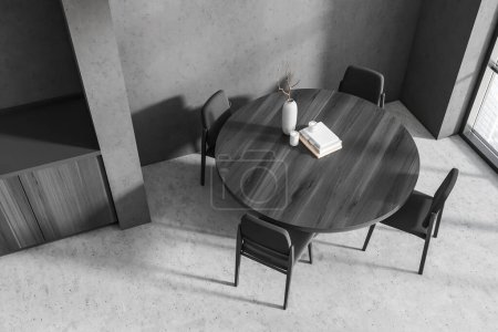 Téléchargez les photos : Vue de dessus de l'intérieur de la cuisine sombre avec table et chaises, sol en béton gris. Fenêtre donnant sur la ville. Salon minimaliste avec décoration. rendu 3D - en image libre de droit